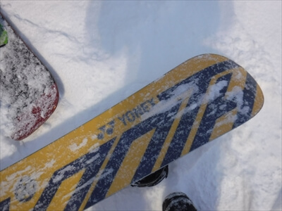 スノーボードに張り付く雪